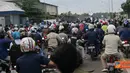Citizen6, Cibitung: Ribuan buruh di kawasan MM2100 Cibitung, Bekasi yang tergabung dalam serikat pekerja mengadakan aksi unjuk rasa sekitar pukul 14.30 WIB, Kamis (19/1). (Pengirim: Agus Sungkawa)