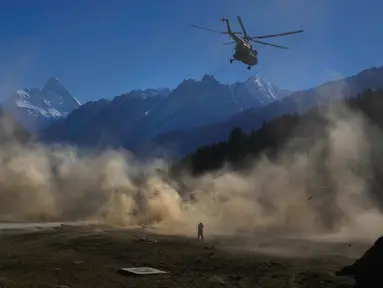 Helikopter yang membawa tentara India lepas landas saat latihan bersama Indo-US atau Yudh Abhyas di Auli, Uttarakhand, India, 29 November 2022. Militer India dan Amerika Serikat menggelar latihan tempur dengan medan pegunungan yang disengketakan dengan China. (AP Photo/Manish Swarup)