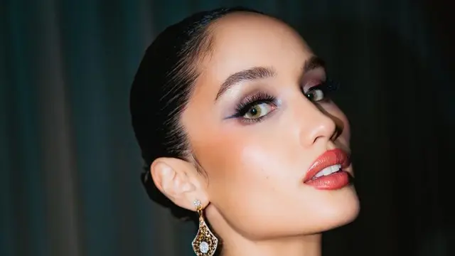 Cinta Laura saat Terima Penghargaan. [@armanfebryan]