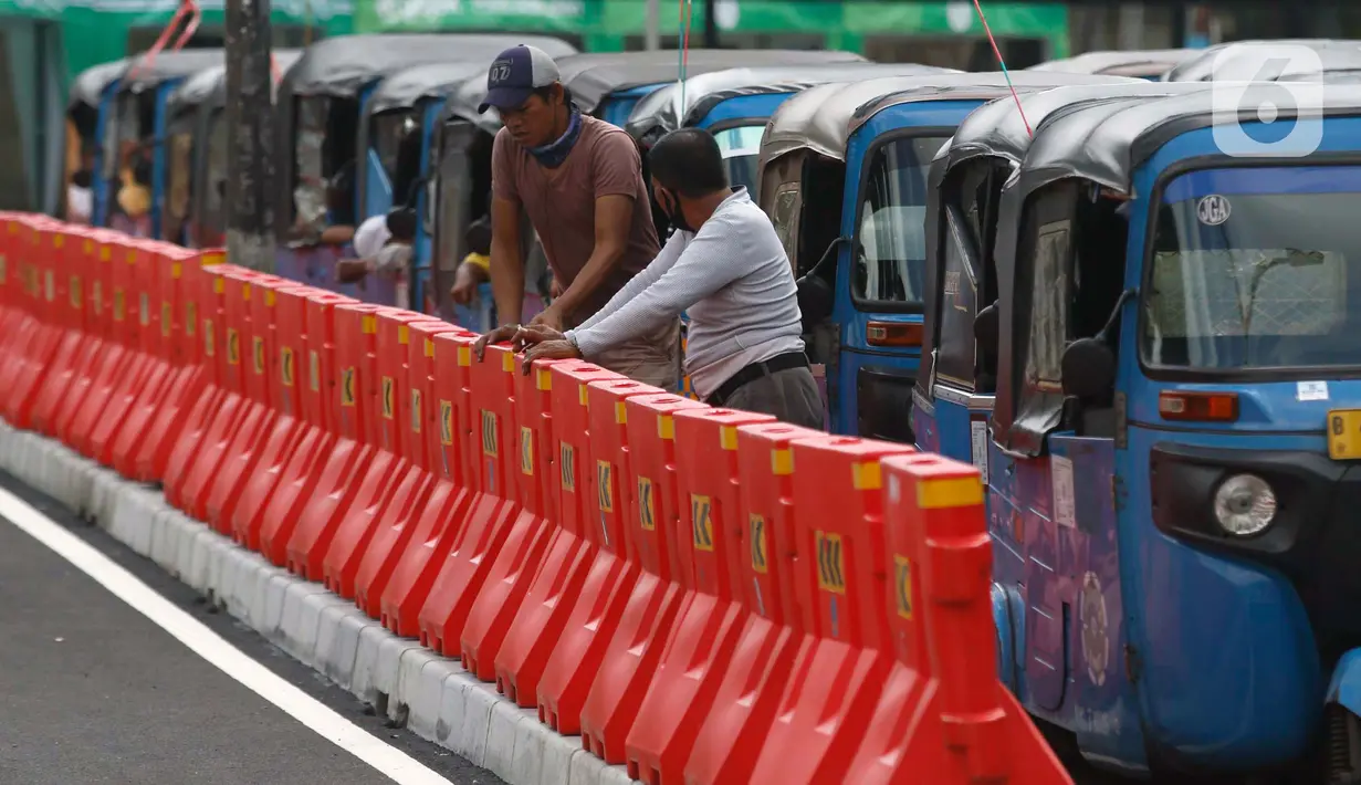Pengemudi bajaj menunggu penumpang di jalur khusus angkutan umum Stasiun Tanah Abang, Jakarta Pusat, Jumat (5/6/2020). Selain jalur khusus angkutan umum, fasilitas untuk pejalan kaki di Stasiun Tanah Abang juga diperbarui agar penumpang lebih aman dan nyaman. (Liputan6.com/Johan Tallo)