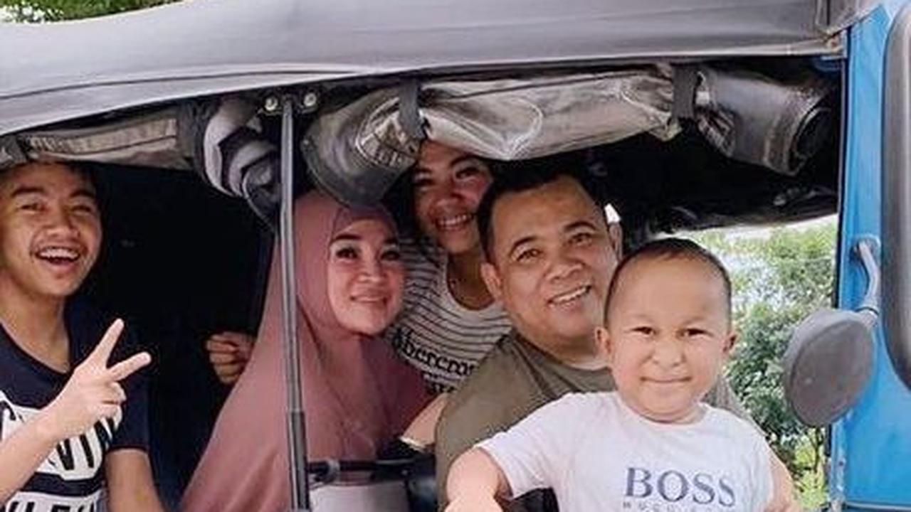Sosok Haji Isam memiliki dua orang anak, bernama Liana Jhonlin dan Jhony Saputra. Ini potret kebersamaan keluarga ini.