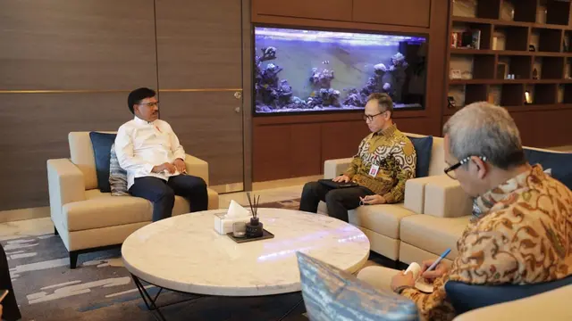 Ketua Dewan Komisioner OJK Mahendra Siregar dan Wakil Ketua Dewan Komisioner OJK Mirza Adityaswara bertemu Menteri Komunikasi dan Informatika (Menkominfo) RI Johnny G. Plate. (Dok OJK)