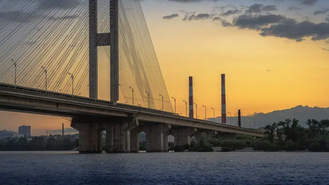 Pivdenniy Bridge, Kyiv, Ukraina/Photo by Artem Pochepetsky on Unsplash