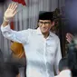 Calon Wakil Presiden nomor urut 02 Sandiaga Uno melambaikan tangan setibanya di TPS 002 Selong, Kebayoran Baru, Jakarta Selatan, untuk menggunakan hak politiknya dalam Pemilu 2019, Rabu (17/4). Pemilu 2019 terdiri dari Pilpres dan Pileg yang diselenggarakan secara serentak (Liputan6.com/Johan Tallo)