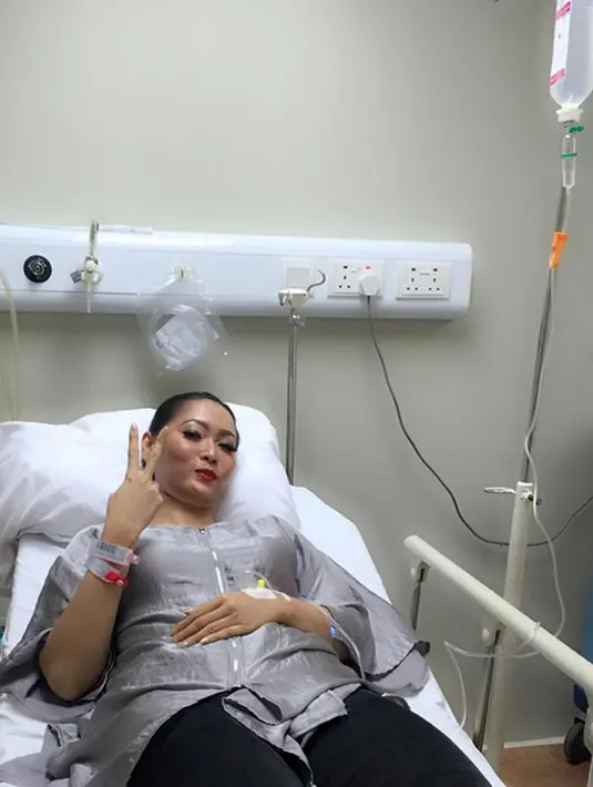 "Saya biasa 2 liter sehari tapi beberapa hari ini kurang minum dan suka nahan pipis jadi kena infeksi saluran kemih sakitnya masya Allah," lanjutnya. (Instagram/inul.d)