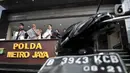 Kabid Humas Polda Metro Jaya Kombes Pol Yusri Yunus didampingi penyidik Dirkrimum menunjukkan barang bukti milik Denny Hendrianto saat rilis kasus begal payudara di Mapolda Metro Jaya, Jakarta, Senin (20/1/2020). (merdeka.com/Iqbal S. Nugroho)