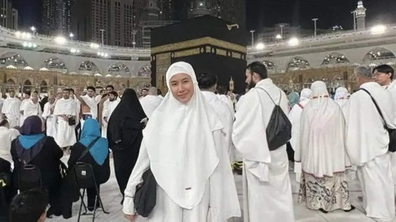 Shenina Cinnamon tampil anggun tanpa makeup saat umrah di Tanah Suci