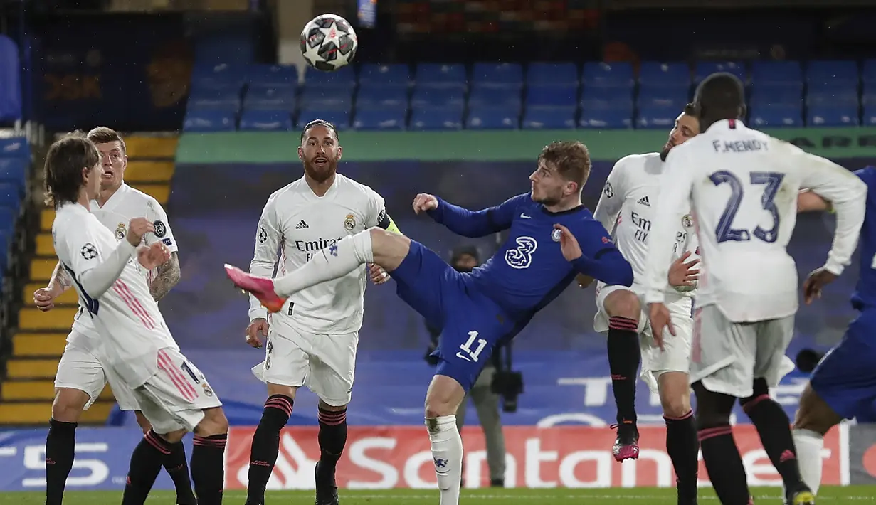 Striker Chelsea, Timo Werner (tengah) mengontrol bola di tengah para pemain Real Madrid dalam laga leg kedua semifinal Liga Champions 2020/2021 di Stamford Bridge, London, Rabu (5/5/2021). Chelsea menang 2-0 atas Real Madrid. (AP/Alastair Grant)