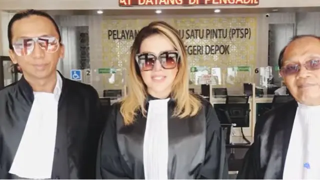 6 Gaya Barbie Kumalasari saat Jadi Pengacara, Tampil Beda