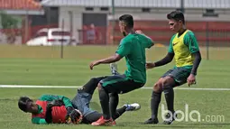 Aksi kiper Timnas U-22, Satria Tama mengamankan bola dari kejaran rekan-rekannya di Lapangan SPH, Karawaci, Jumat (17/3/2017). Timnas U-22 mempersiapkan diri melawan Myanmar pada laga persahabatan 21 Maret 2017. (Bola.com/Nicklas Hanoatubun)