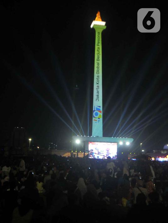 Malam Jaya Raya dimeriahkan panggung hiburan yang diisi oleh berbagai musisi dan artis ternama, wahana permainan pasar malam, parade Jakarnaval, hingga video mapping Monas. (merdeka.com/Imam Buhori)