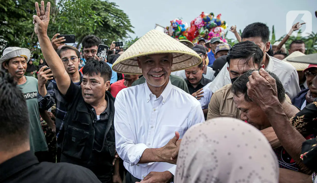 Dalam dialog tersebut, Ganjar mengulas kendala distribusi pupuk bersubsidi dikarenakan masalah data masyarakat yang masih tumpang tindih, sehingga berpotensi mengalami kekeliruan. Dengan menggunakan KTP Sakti, persoalan tersebut diyakini dapat teratasi. (Liputan6.com/Faizal Fanani)