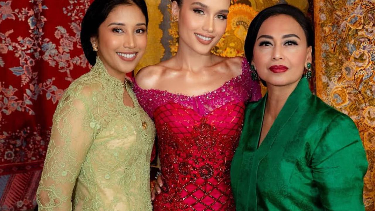 7 Potret Cinta Laura Tampil Elegan dalam Kebaya Merah Muda di Hari Kartini