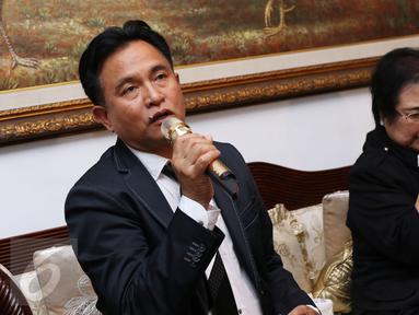 Kuasa hukum Rachmawati Soekarnoputri, Yusril Ihza Mahendra (kiri) memberi keterangan terkait status tersangka pada Rachmawati dalam kasus dugaan makar di Jakarta, Rabu (7/12). (Liputan6.com/Helmi Fithriansyah)