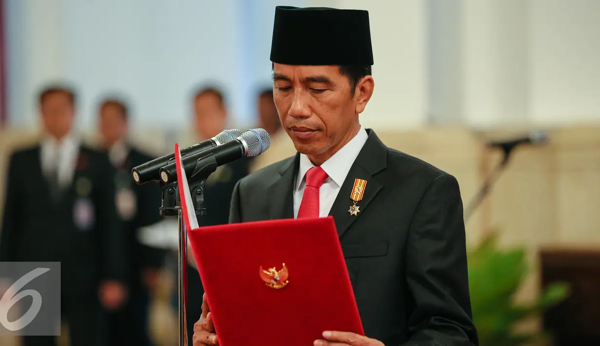 Presiden Joko Widodo memimpin sumpah jabatan Kepala Lemsaneg di Istana Negara, Jakarta, Jumat (8/1/2016). Jabatan Djoko Setiadi diperpanjang oleh Presiden Jokowi setelah sebelumnya menduduki posisi yang sama sejak 2011. (Liputan6.com/Faizal Fanani)