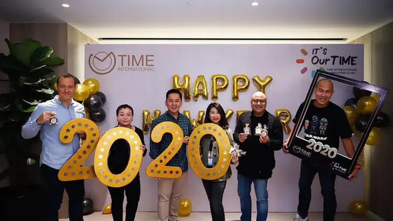 7 Potret Irwan Mussry Bareng Tim Kerjanya, Selalu Kompak di Berbagai Kesempatan