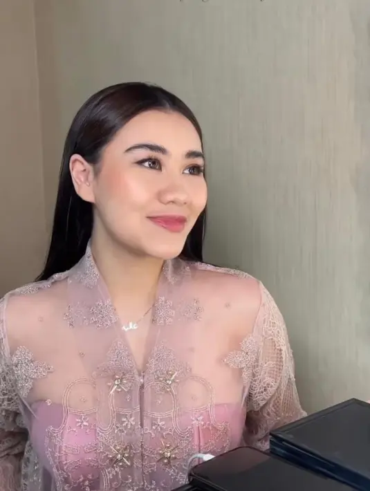 Di kesempatan itu, Aaliyah itu tampil anggun dalam balutan kebaya modern warna soft pink. [@natasyapp]