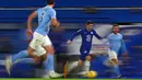 Pemain Chelsea Christian Pulisic berlari dengan bola saat melawan Manchester City pada pertandingan Liga Inggris di Stamford Bridge, London, Inggris, Minggu (3/1/2021). Manchester City mempermalukan Chelsea dengan skor 3-1. (AP Photo/Ian Walton/Pool)