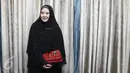 Peggy Melati Sukma saat mengisi acara di kawasan Mahakam, Kebayoran Baru, Jakarta, Rabu (22/2). Peggy mengenakan hijab berwarna hitam dengan sedikit pernik. (Liputan6.com/Herman Zakharia)