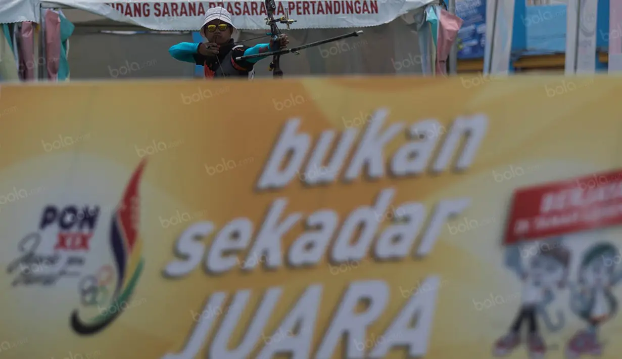 Sementara itu rekannya dari Jawa Timur, Riau Ega Agatha, juga behasil meraih emas usai mengalahkan pemanah Aceh, Dhia Rahmat. (Bola.com/Vitalis Yogi Trisna)