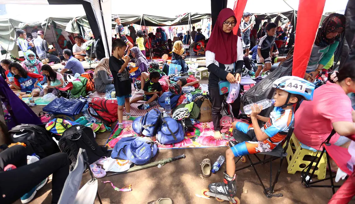 Bersantai sebelum berpartisipasi dalam kejuaraan Invitasi Sepatu Roda DKI Jakarta di Senayan, Jakarta, Minggu (8/11/2015). Kejuaraan ini diikuti sekitar 39 klub seluruh Indonesia. (Bola.com/Nicklas Hanoatubun).