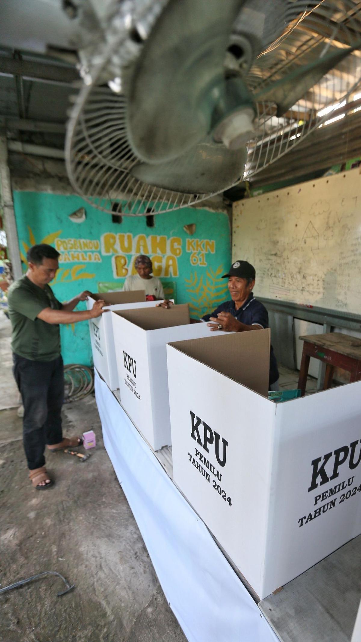 Selain logistik, persiapan pengamanan selama 24 jam juga dilakukan jelang hari pencoblosan pada Rabu 14 Februari 2024. Foto: Liputan6.com / Angga Yuniar
