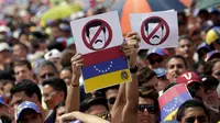 Ribuan pendukung kelompok oposisi turun ke jalan saat unjuk rasa di Caracas, Venezuela (26/10). Aksi unjuk rasa ini tak hanya berlangsung di Caracas, tetapi juga digelar serentak di lokasi lainnya. (REUTERS/Carlos Garcia Rawlins)