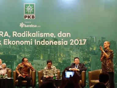 Staf Ahli Wakil Presiden RI, Sofjan Wanandi (kedua kiri) bersama Menaker Hanif Dhakiri (ketiga kiri) saat menjadi pembicara diskusi, Jakarta, Senin (23/1). Diskusi membahas SARA, Radikalisme dan Prospek Ekonomi Indonesia 2017. (Liputan6.com/Johan Tallo)