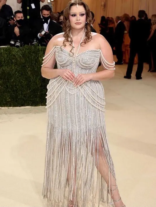 Model dan bintang film “Euphoria” Barbie Ferreira tampil bergaun mewah yang bertabur kristal dan mutiara rancangan Jonathan Simkhai. (Instagram/jonathansimkhai).