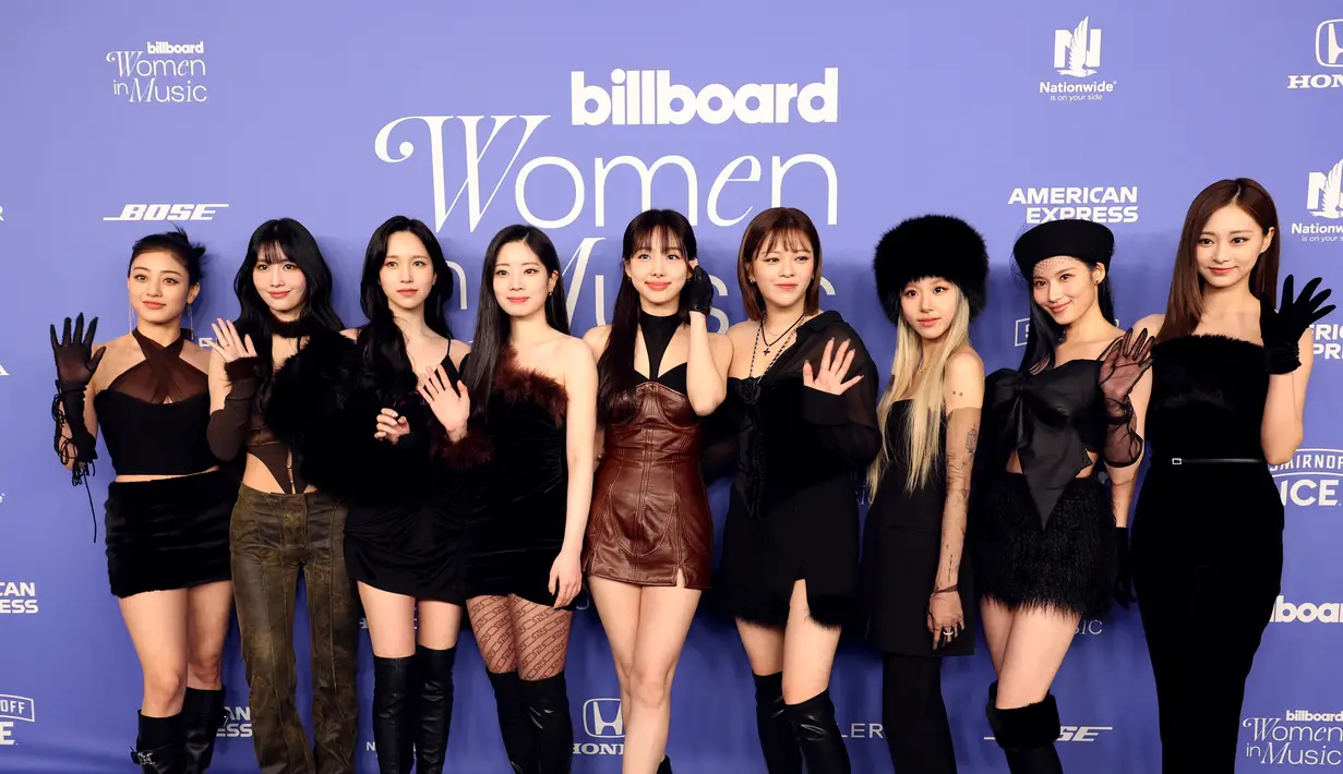Personel TWICE, Jihyo, Momo, Mina, Chaeyoung, Dahyun, Nayeon, Sana, Tzuyu dan Jeongyeon berpose saatmenghadiri Billboard Women In Music di YouTube Theater di Inglewood, California pada 1 Maret 2023. TWICE secara resmi menjadi grup K-Pop pertama yang mendapat kehormatan di penghargaan Billboard Women in Music. (Monica Schipper/Getty Images/AFP)