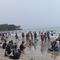 Wisatawan padati Pantai Anyer di Kabupaten Serang, Banten, beberapa waktu lalu. (Antara)
