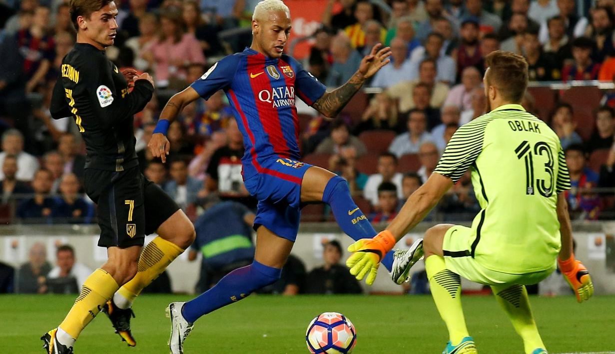 Striker Barcelona, Neymar, berusaha menaklukkan kiper Atletico Madrid, Jan Oblak, dalam laga pekan kelima La Liga Spanyol musim ini yang berlangsung di Camp Nou, Kamis (22/9/2016) dini hari WIB. (Reuters/Albert Gea)