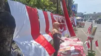 Cerita Pedagang Bendera Agustusan di Makassar: Banyak Anak Muda Cari Bendera One Piece