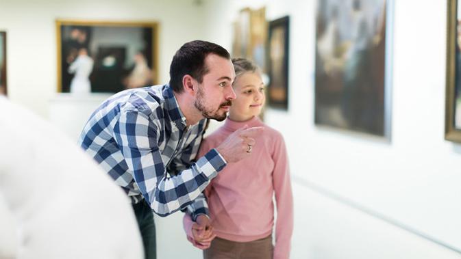 Bapak Sedang Mengajarkan Anak di Museum