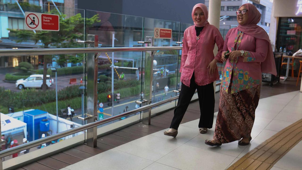 FOTO: Kebaya Warnai Peringatan Hari Kartini di Ruang Publik