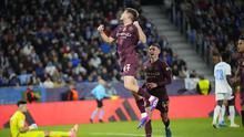Pemain Manchester City, James McAtee, merayakna golnya bersama Phil Foden dalam laga matchday kedua Liga Champions 2024/2025, Rabu (2/10/2024) dini hari WIB. Man City menang telak 4-0 dalam laga tersebut. (AP Photo/Petr David Josek)