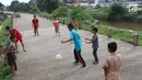 Anak-anak bermain sepak bola di jalur inspeksi Sungai Ciliwung di kawasan Rawajati, Jakarta, Rabu (23/1). Keterbatasan lahan tidak menyurutkan semangat mereka untuk bermain sepak bola meski di tempat seadanya. (Liputan6.com/Immanuel Antonius)