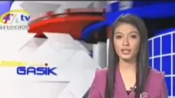 Selvi Ananda sangat lancar dan fasih berbahasa Jawa halus ketika memandu acara berita di TV lokal. Ibunda Jan Ethes ini terlihat luwes saat bacakan satu berita ke berita yang lain. Selvi pun merasa bangga pernah menjalani karier sebagai pewarta. (Liputan6.com/YouTube/TATV Solo)