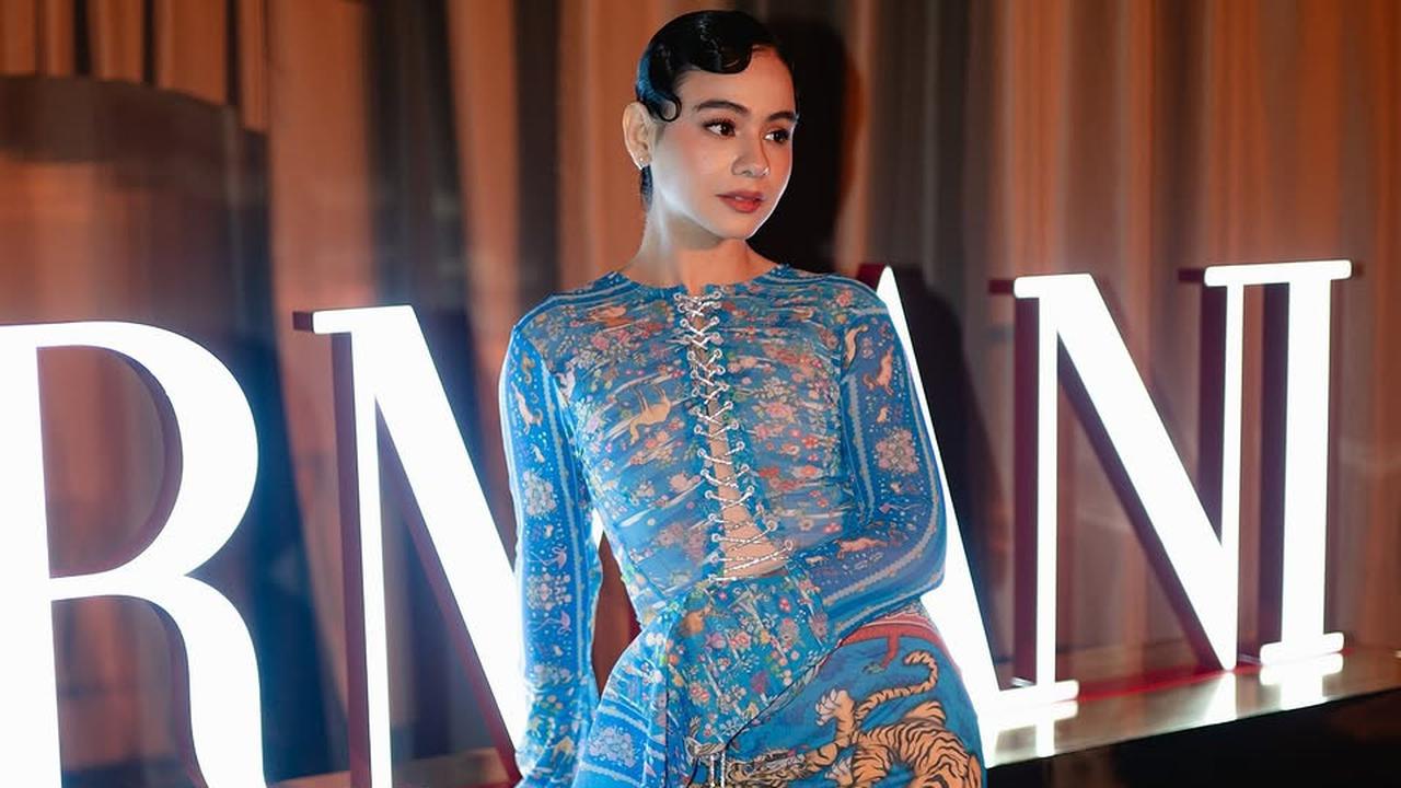 Cantiknya Enggak Ada Obat, 5 Potret Sahila Hisyam Hadiri Buka Puasa Bareng Pakai Gaun Biru Mewah dengan Gaya Rambut Retro