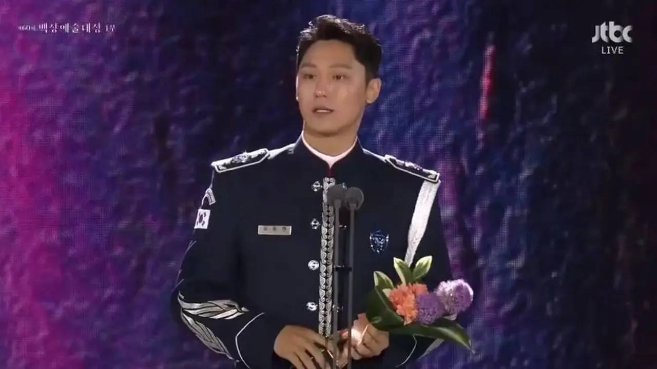 Lee Do Hyun ketika menerima gelar Aktor Terbaik pada Baeksang Arts Awards 2024. (Tangkapan Layar Live Streaming Baeksang Arts Awards 2024)