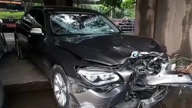 Mobil BMW Ringsek Setelah Melaju Lawan Arah dan Menabrak Pemotor hingga Tewas di Jalan Fatmawati Jaksel