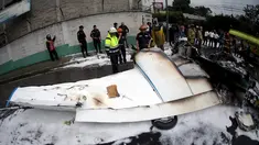 Petugas Polisi berjaga disamping bangkai pesawat yang hangus terbakar di Guatemala City, Guatemala, Sabtu (21/11/2015). Pesawat terjatuh setelah lepas landas dari Bandara Internasional La Aurora. (REUTERS/Jorge Dan Lopez)