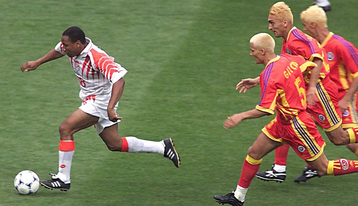 Timnas Rumania menghebohkan Piala Dunia 1998 saat sebelas pemainnya dengan kompak mewarnai rambutnya dengan warna kuning. Hal tersebut dianggap membawa keberuntungan bagi mereka. Pasalnya, Timnas Rumania mampu lolos ke babak 16 besar dengan mengalahkan Inggris di babak penyisihan grup. (AFP/Gabriel Bouys)
