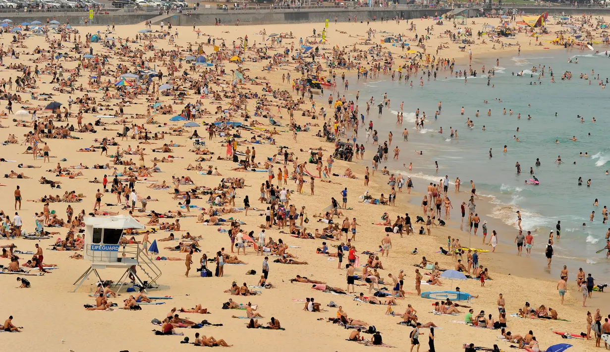 Suasana pantai Bondi ketika suhu udara panas meningkat di Sydney (21/12/2019). Pemerintah negara bagian tersebut juga sudah mendeklarasikan status darurat karena situasi saat ini membahayakan warga dan wisatawan. (AFP/Farooq Khan)