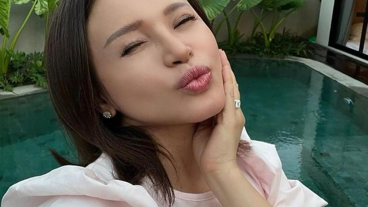Ia senang karena tiket konser yang sedang dijadwalkan ternyata laku terjual habis, dan banyak sekali fans yang kecewa karena tidak kebagian.