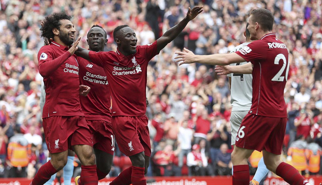 Para pemain Liverpool merayakan gol yang dicetak oleh Mohamed Salah ke gawang West Ham pada laga Premier League di Stadion Anfield, Minggu (12/8/2018). Liverpool menang 4-0 atas West Ham. (AP/David Davies)