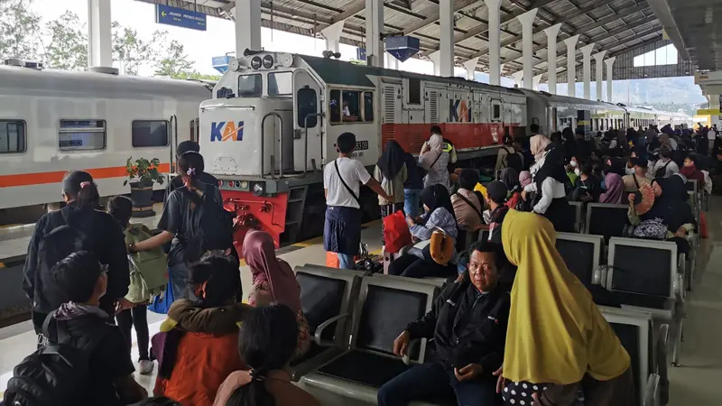 Para penumpang bersiap naik ke dalam Kereta Api di Stasiun Ketapang Banyuwangi (Istimewa)