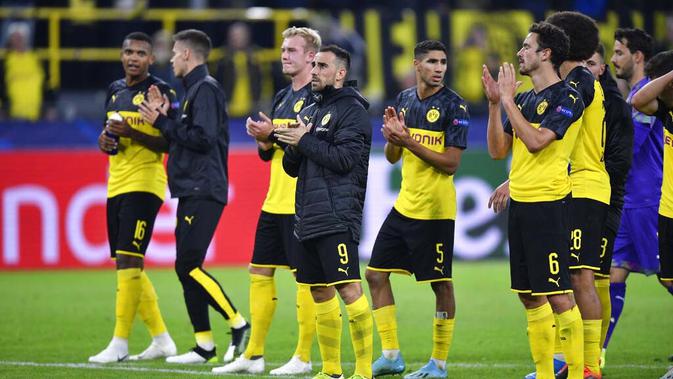 Pemain Borussia Dortmund memberikan aplaus usai laga  melawan Barcelona pada Liga Champions di Stadion Signal Iduna Park, Selasa (18/9/2019). Kedua tim bermain imbang 0-0. (AP/Martin Meissner)