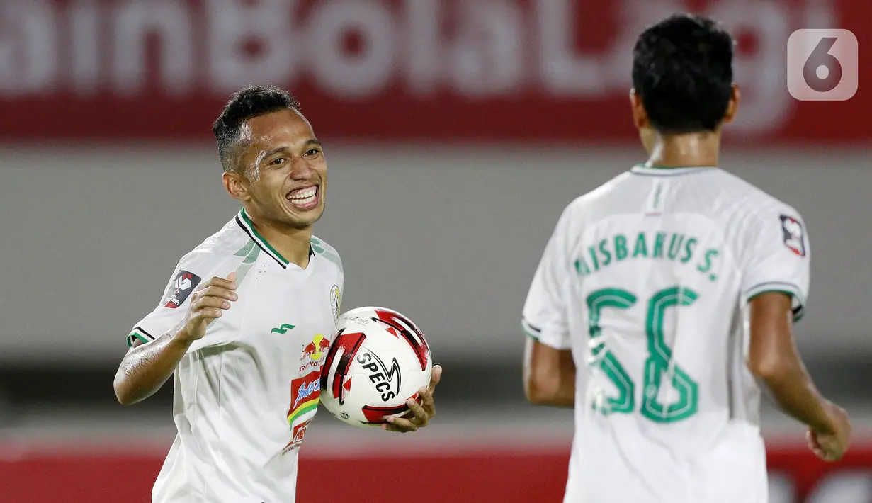 Pemain PSS Sleman Irfan Jaya melakukan selebrasi usai mencetak gol ke gawang PSM Makassar pada laga perebutan juara tiga Piala Menpora 2021 di Stadion Maguwoharjo, Sleman, Sabtu (24/4/2021). PSS Sleman mengalahkan PSM Makassar dengan skor 2-1. (Bola.com/M Iqbal Ichsan)
