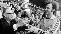  Kapten Jerman Barat, Franz Beckenbauer, menerima trofi Piala Eropa setelah berhasil mengalahkan Uni Soviet 3-0, pada laga final Piala Eropa 1972. (UEFA)